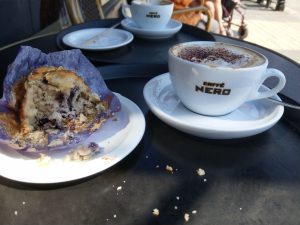 Cappuccino und Muffin